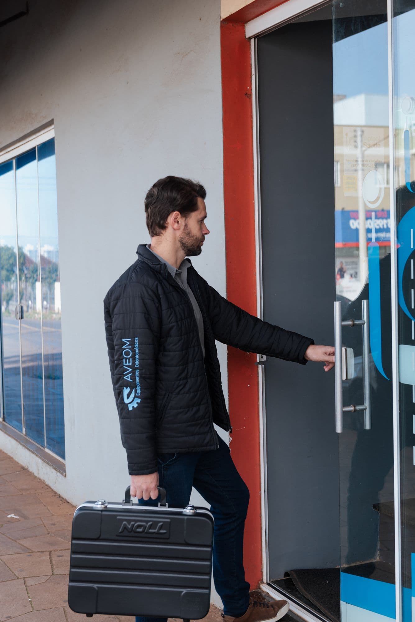 Técnico da Aveom chegando a uma clínica com a maleta de ferramentas