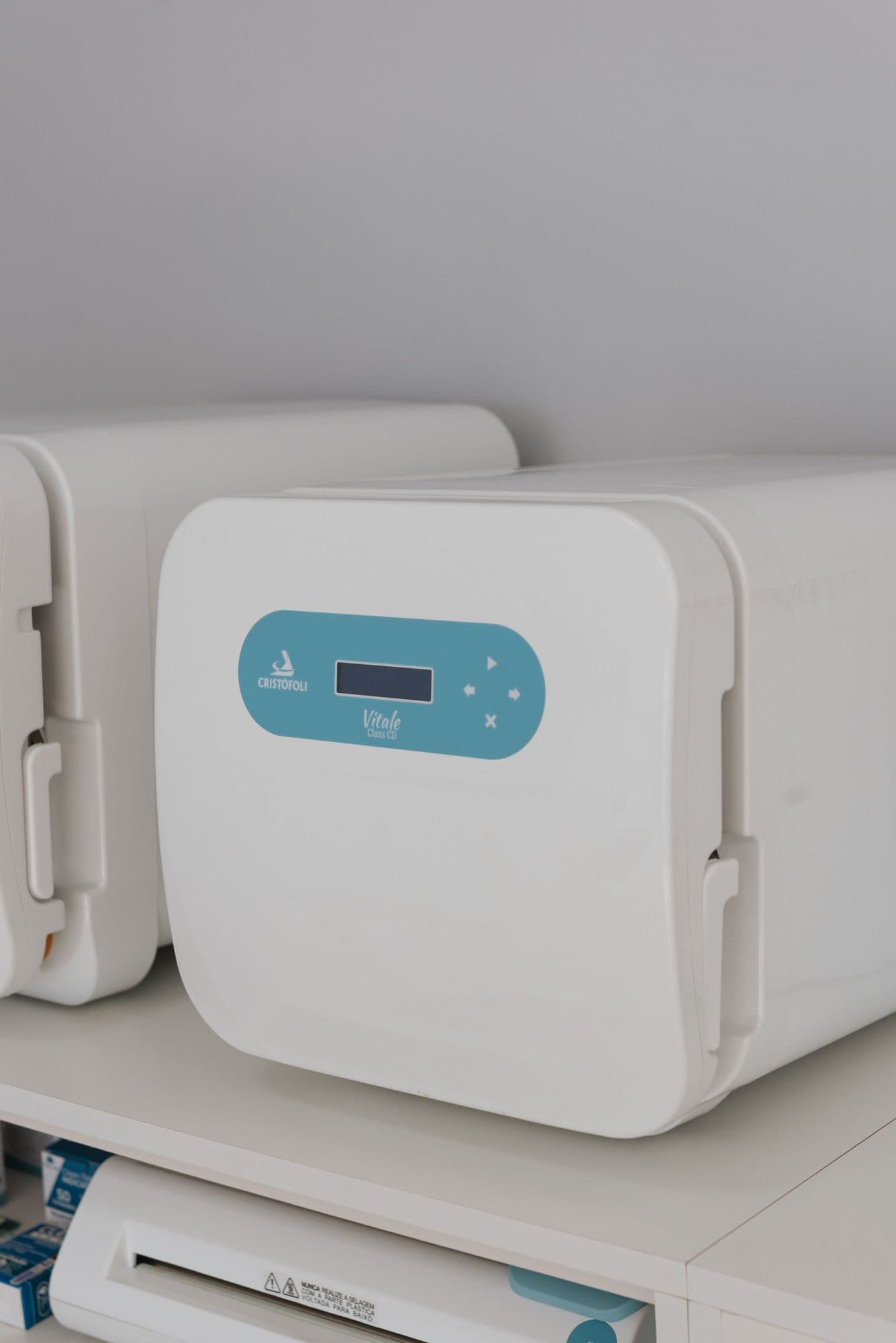 Autoclave em uma bancada de esterilização