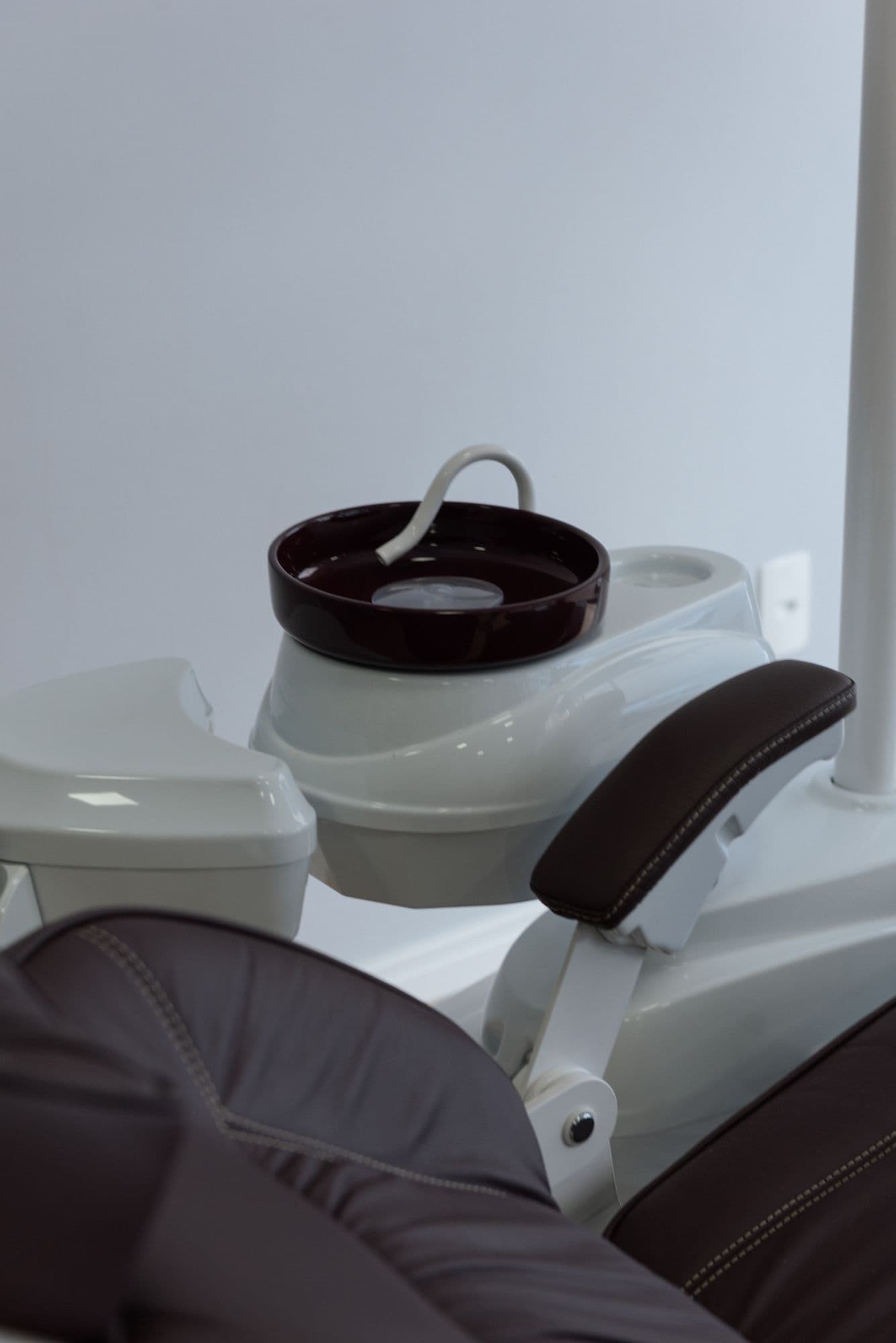Detalhe de uma cadeira odontológica com cuspideira